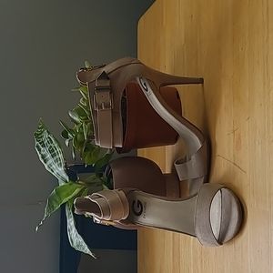 Tan size 9 Guess heels